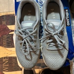 Under Armour liquify size 8 Sneaker in grey